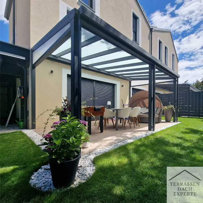 Terrassenüberdachungen im Vergleich - Alu vs. Holz